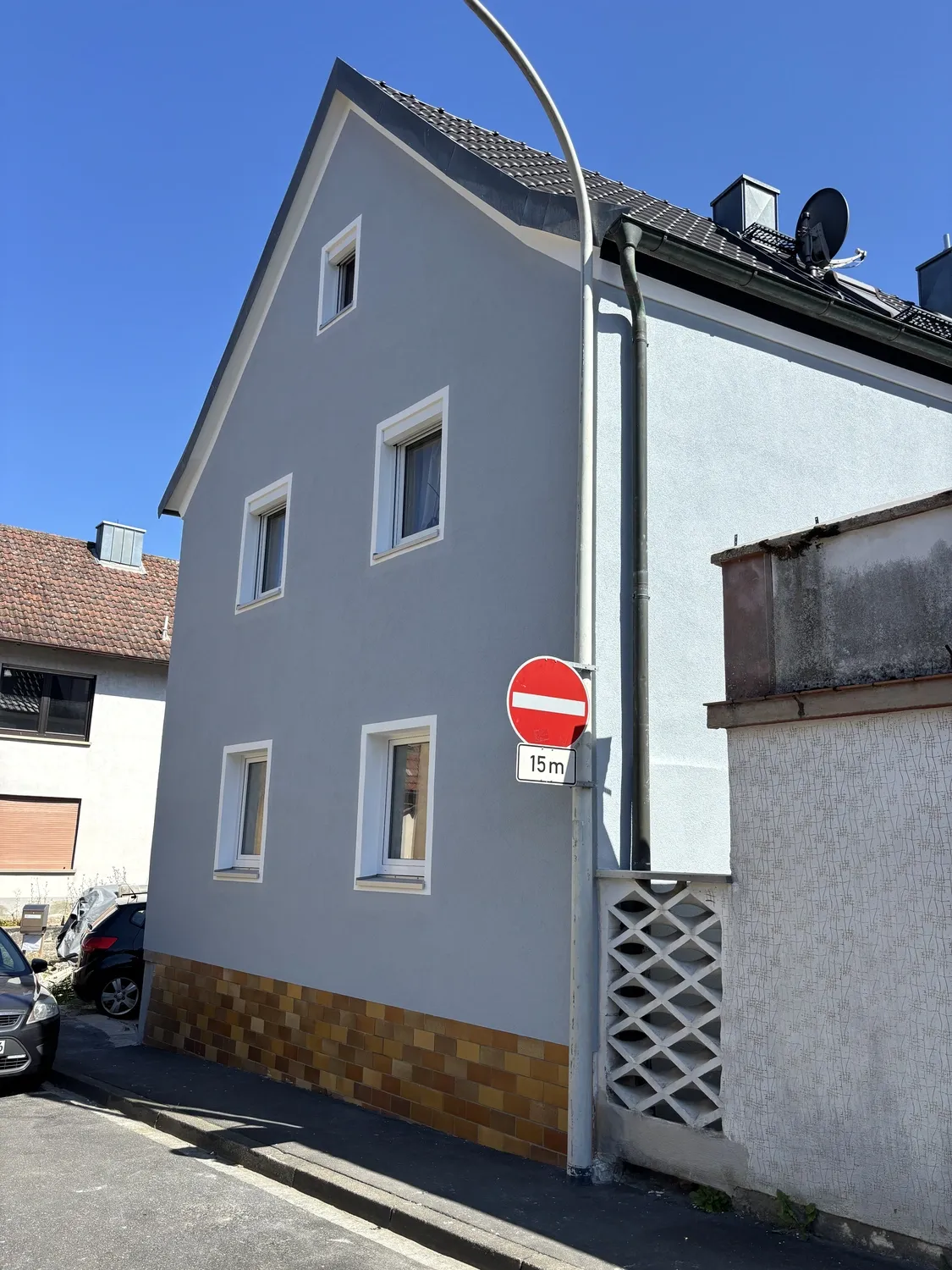 Nachher-Aufnahme des Stadthauses mit frisch blaugrau gestrichener Fassade