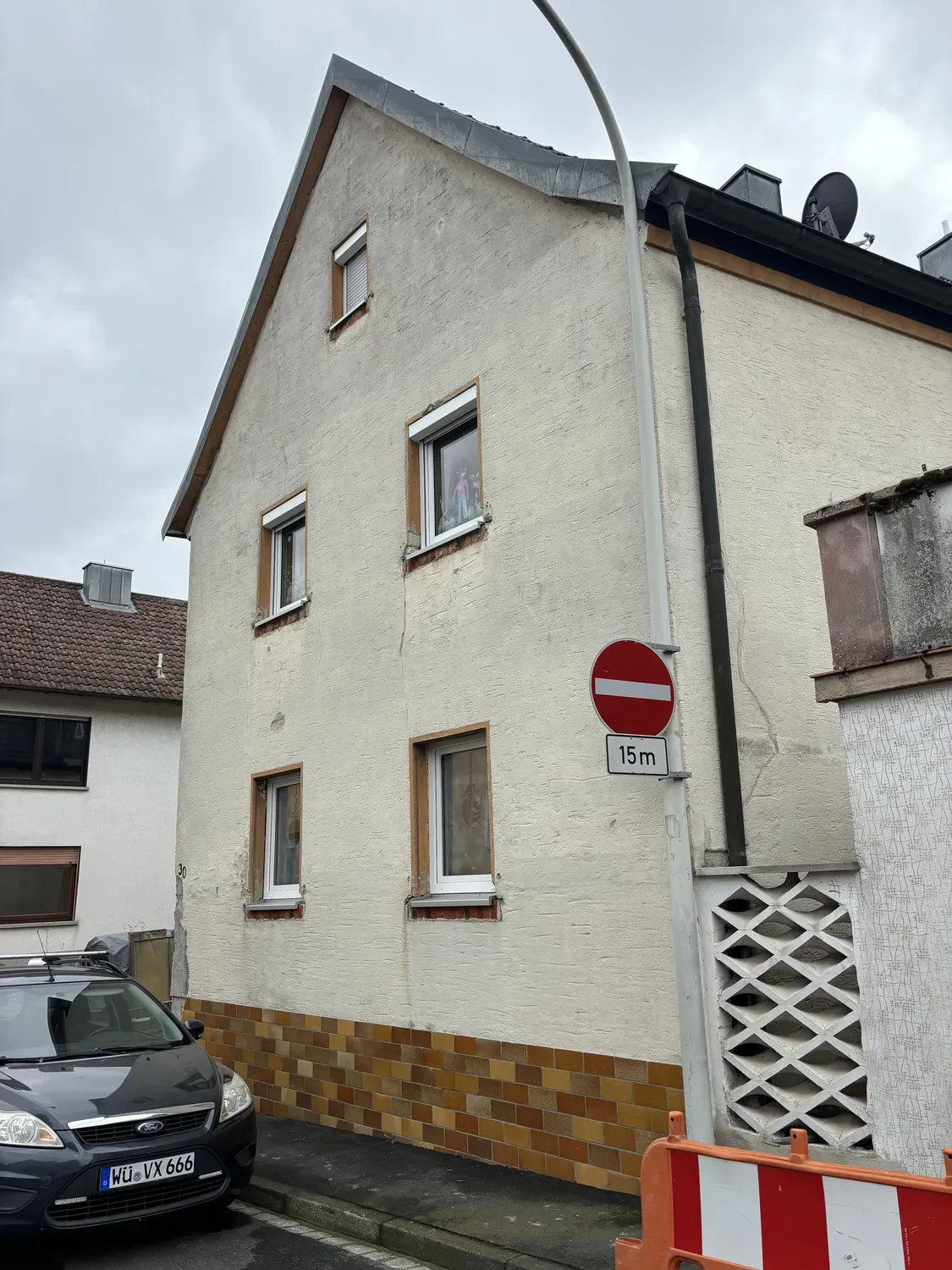 Vorher-Zustand des Stadthauses mit vergrauter fleckiger Fassade