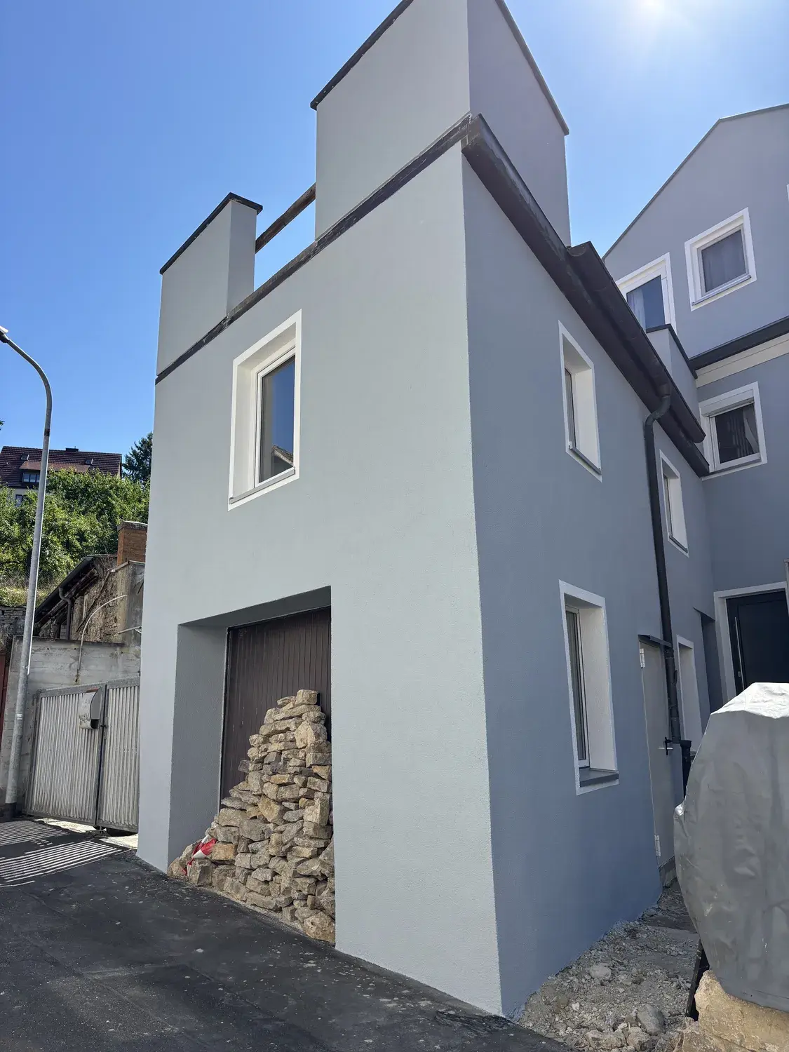 Nachher-Aufnahme des kernsanierten Altstadthauses mit blaugrauer Fassade