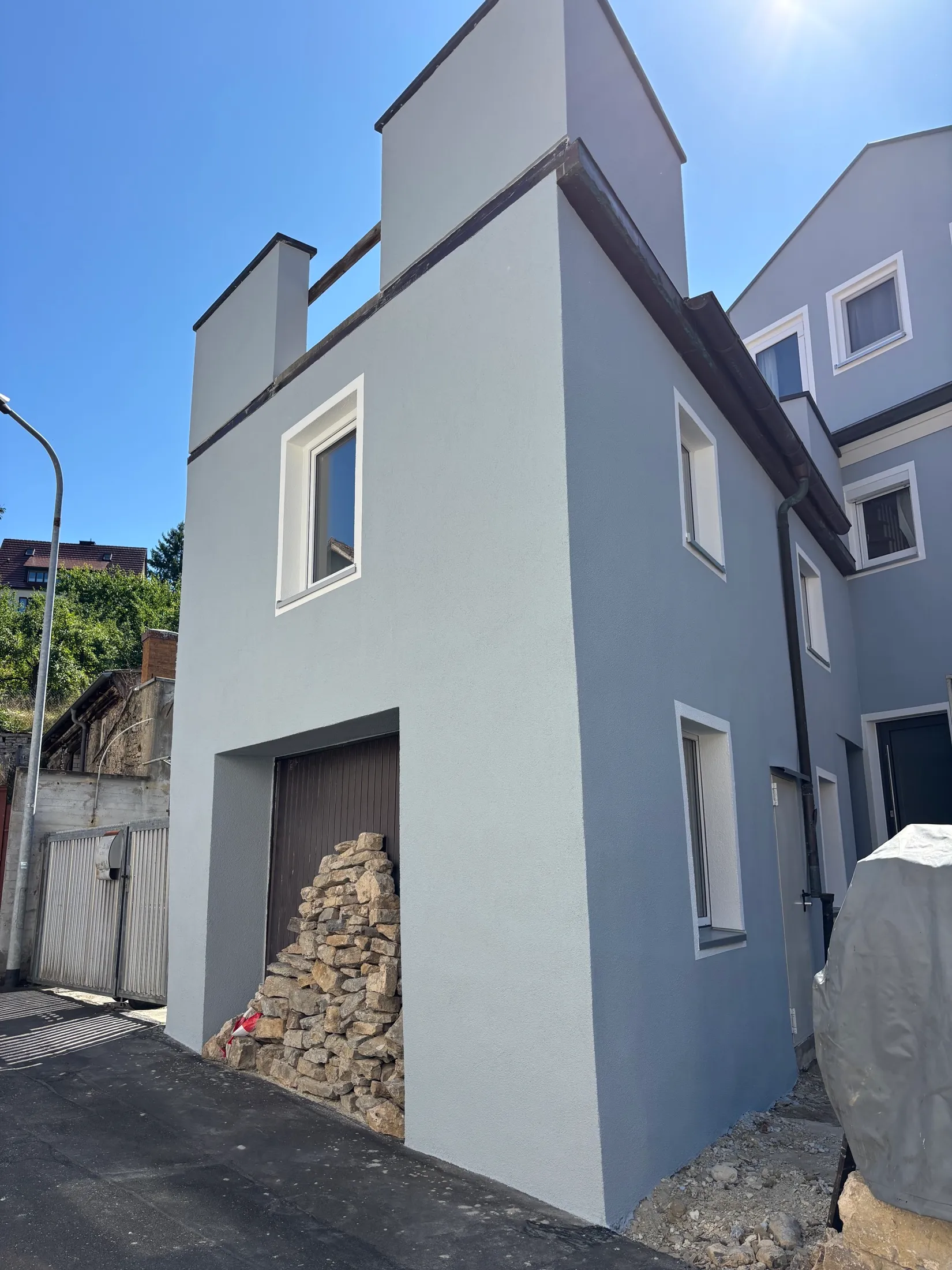 Kernsaniertes schmales Altstadthaus mit frisch blaugrau gestrichener Fassade