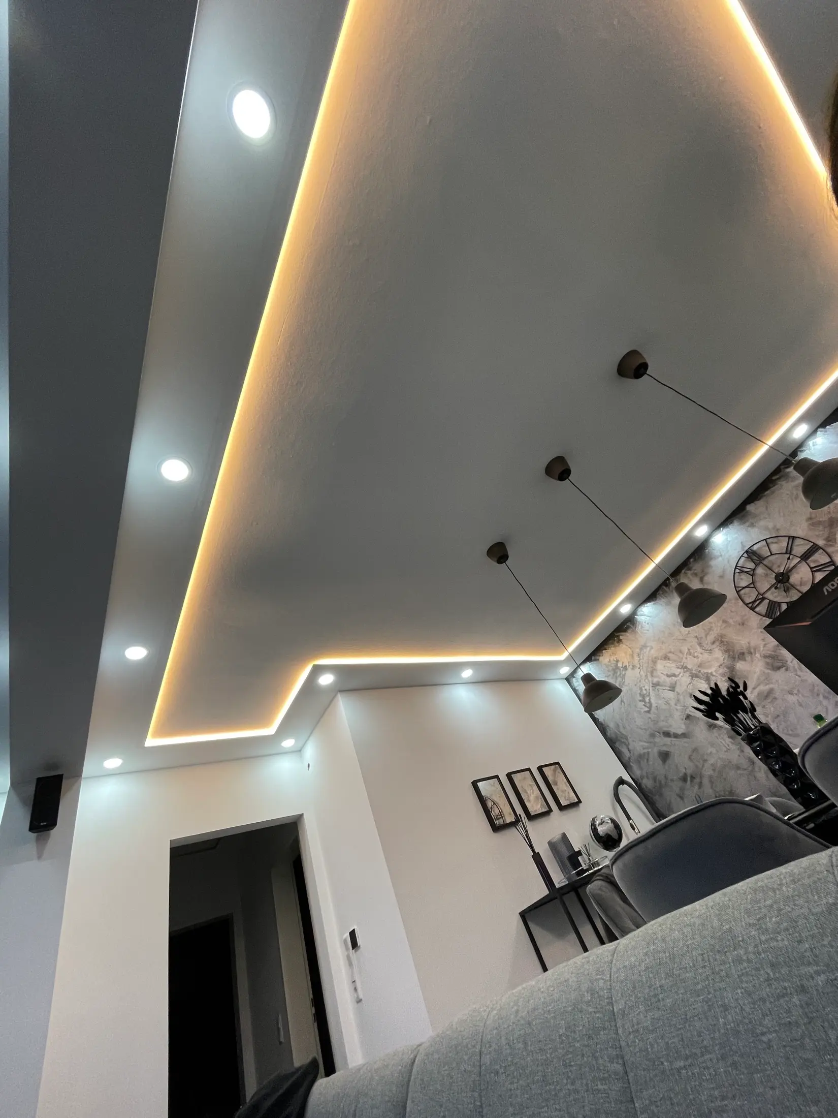 Wohnzimmer mit abgehängter Decke und indirekter LED-Beleuchtung nach Innenausbau