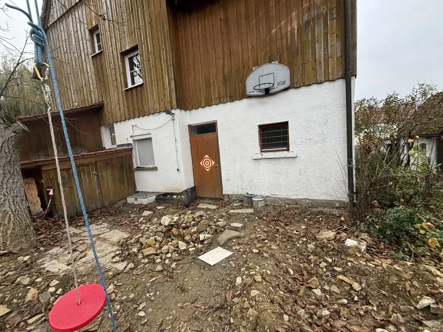 Hinterhofwand vor der Sanierung mit altem Putz und Bauschutt