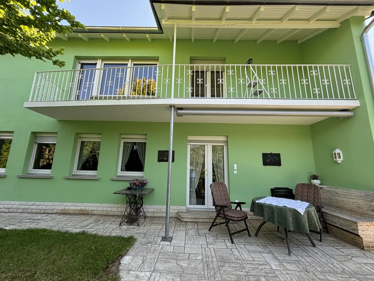 Frisch gestrichenes zweistöckiges Wohnhaus mit Balkon in Würzburg